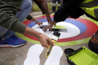 Pintada de sellos ABC en la Plaza de Deportes n°10