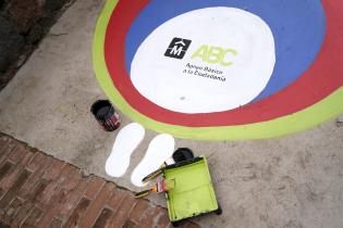 Pintada de sellos ABC en la Plaza de Deportes n°10 Pintada de sellos ABC en la Plaza de Deportes n°10