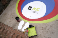 Pintada de sellos ABC en la Plaza de Deportes n°10