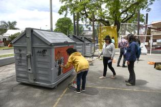 Actividad de limpieza y cuidado del medio ambiente en la Plaza Alcala de Henares