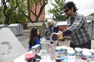 Actividad de limpieza y cuidado del medio ambiente en la Plaza Alcala de Henares Actividad de limpieza y cuidado del medio ambiente en la Plaza Alcala de Henares