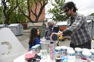 Actividad de limpieza y cuidado del medio ambiente en la Plaza Alcala de Henares