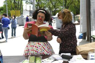 Actividad de limpieza y cuidado del medio ambiente en la Plaza Alcala de Henares Actividad de limpieza y cuidado del medio ambiente en la Plaza Alcala de Henares