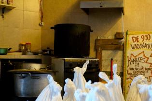 Entrega de alimentos a Flor de olla en el marco del Carnaval ABC