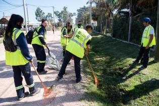 Tareas de limpieza en Camino General Servando Gómez con el apoyo de participantes del Plan Laboral ABC 