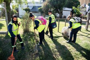 Tareas de limpieza en Camino General Servando Gómez con el apoyo de participantes del Plan Laboral ABC 