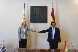 Intendenta de Montevideo Carolina Cosse recibe a Embajador de Bolivia Esteban Elmer Catarina Mamani