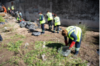 Tareas de limpieza en asentamiento El Caño con el apoyo de participantes del Plan Laboral ABC y beneficiarios del Plan ABC Trabajo