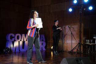 Conmemoración de los 25 años de Comuna Mujer en la Sala Ernesto de los Campos