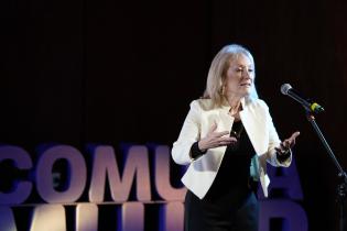 Conmemoración de los 25 años de Comuna Mujer en la Sala Ernesto de los Campos