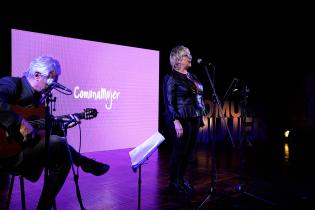 Conmemoración de los 25 años de Comuna Mujer en la Sala Ernesto de los Campos