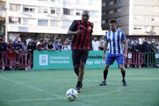 Partido de las estrellas en la explanada de la Intendencia de Montevideo