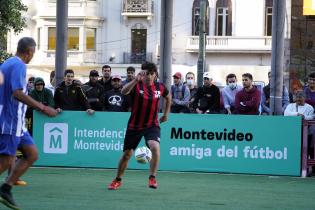 Partido de las estrellas en la explanada de la Intendencia de Montevideo