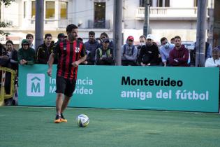 Partido de las estrellas en la explanada de la Intendencia de Montevideo