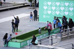 Partido de las estrellas en la explanada de la Intendencia de Montevideo