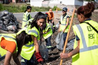 Intervención de limpieza en barrio Padre Cacho con la participación de integrantes del Plan Laboral ABC