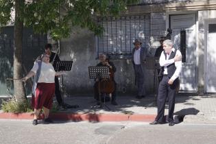 Actividad de la Comedia Nacional en la vereda del Centro Cultural Florencio Sánchez 