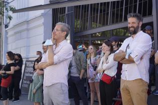 Actividad de la Comedia Nacional en la vereda del Centro Cultural Florencio Sánchez Actividad de la Comedia Nacional en la vereda del Centro Cultural Florencio Sánchez