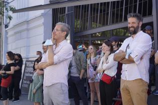 Actividad de la Comedia Nacional en la vereda del Centro Cultural Florencio Sánchez 