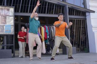 Actividad de la Comedia Nacional en la vereda del Centro Cultural Florencio Sánchez 