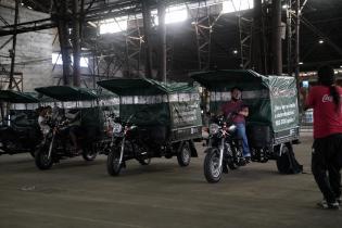 Entrega de motocarros a clasificadores