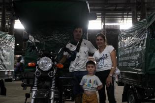 Entrega de motocarros a clasificadores Entrega de motocarros a clasificadores