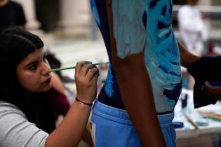 Body painting en la explanada del Teatro Solís en el marco de la semana de Equidad Étnico Racial 