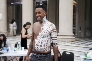 Body painting en la explanada del Teatro Solís en el marco de la semana de Equidad Étnico Racial Body painting en la explanada del Teatro Solís en el marco de la semana de Equidad Étnico Racial