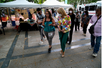 Visita de la Intendenta Carolina Cosse a feria feminista y solidaria en la Plaza de Cagancha