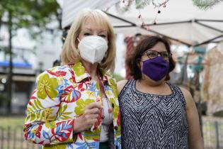 Visita de la Intendenta Carolina Cosse a feria feminista y solidaria en la Plaza de Cagancha