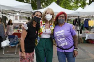 Visita de la Intendenta Carolina Cosse a feria feminista y solidaria en la Plaza de Cagancha