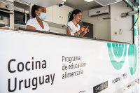 Taller de Cocina Uruguay en la explanda de la Intendencia de Montevideo