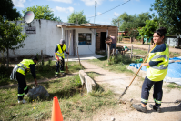 Acciones de limpieza en barrio La Rinconada con el apoyo de integrantes del Plan Laboral ABC