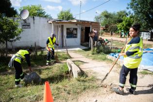 Acciones de limpieza en barrio La Rinconada con el apoyo de integrantes del Plan Laboral ABC