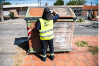 Ploteo de contenedores en el marco del programa Montevideo más verde en línea