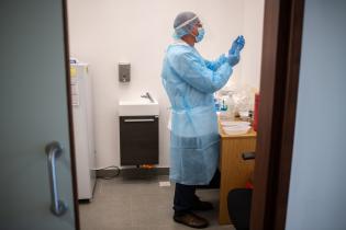 Vacunación contra COVID-19 en la Policlínica del CRECE de Flor de Maroñas. Vacunación contra COVID-19 en la Policlínica del CRECE de Flor de Maroñas.
