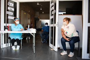 Vacunación contra COVID-19 en la Policlínica del CRECE de Flor de Maroñas.