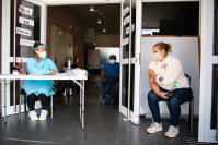 Vacunación contra COVID-19 en la Policlínica del CRECE de Flor de Maroñas.