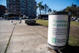 Intervención de papeleras en Plaza de La Democracia Intervención de papeleras en Plaza de La Democracia