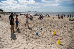 Actividades deportivas y recrativas con niñas y niños en playa del Cerro Actividades deportivas y recrativas con niñas y niños en playa del Cerro