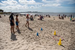 Actividades deportivas y recrativas con niñas y niños en playa del Cerro