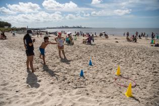 Actividades deportivas y recrativas con niñas y niños en playa del Cerro