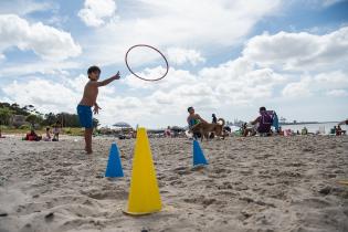 Actividades deportivas y recrativas con niñas y niños en playa del Cerro Actividades deportivas y recrativas con niñas y niños en playa del Cerro