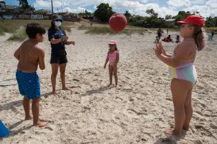 Actividades deportivas y recrativas con niñas y niños en playa del Cerro