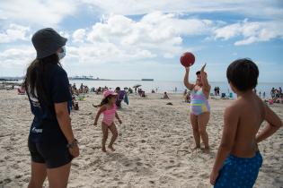 Actividades deportivas y recrativas con niñas y niños en playa del Cerro Actividades deportivas y recrativas con niñas y niños en playa del Cerro