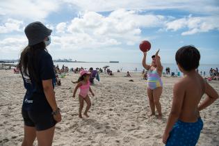 Actividades deportivas y recrativas con niñas y niños en playa del Cerro