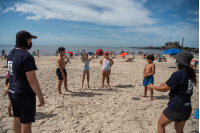 Actividades deportivas y recrativas con niñas y niños en playa del Cerro