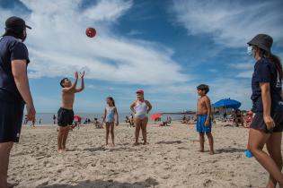 Actividades deportivas y recrativas con niñas y niños en playa del Cerro