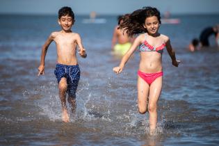 Actividades deportivas y recreativas en playa Ramírez en el marco del Programa Verano