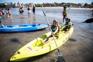 Actividades deportivas y recreativas en playa Ramírez en el marco del Programa Verano